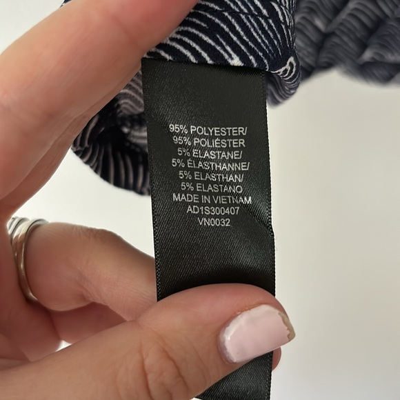 Navy Blue and White Pattern Sleeveless Ruffle Top size large - Picture 9 of 9